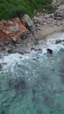 Paradisiacal bir saklanma yerine tanık olun, el değmemiş gök mavisi suları olan tenha bir Akdeniz sahiline..