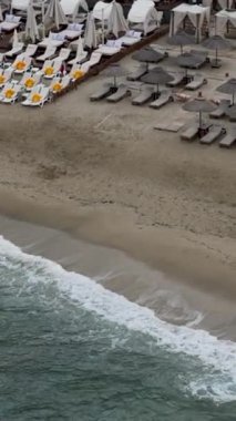 Güne güneşli bir gündoğumuyla başla. Gök mavisi Akdeniz kıyısındaki bir sahil kulübünde toplanın..