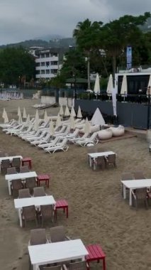 Akdeniz kıyısındaki bir sahil kulübünde güneş doğarken özgünlüğün özünü keşfedin..