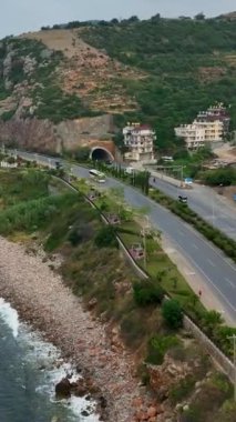 Araçlar uzun bir tünel yolculuğu için kuyruğa girerken sabah trafiğine tanık olun..
