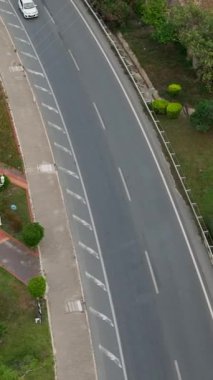 Uzun bir tünele giden yolda sabah trafiğinin tıkanıklığında yol al..