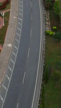 Uzun bir tünel rotasına giden kaotik sabah yolculuğuna tanık olun..