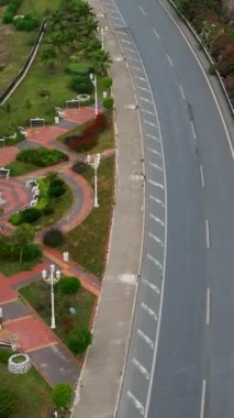 Uzun tünele girmek için sırada bekleyen sabah şoförlerine katılın..