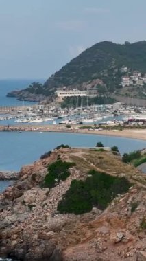 Yatlar görkemli Akdeniz 'de huzur içinde dinlenirken Alanya' nın deniz kıyısındaki mücevherini keşfedin..