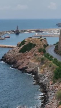 Alanya 'daki sakin yat park alanını araştırın. Güzel Akdeniz sahil şeridinin yanında..