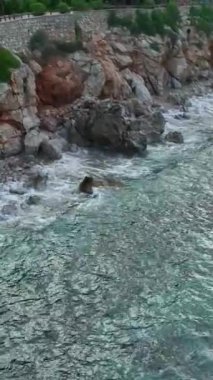 Sakin bir Akdeniz plajının saklı cennetini, nefes kesici hava manzaralarıyla tecrübe edin..