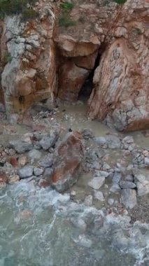 Akdeniz kıyısındaki bozulmamış bir vahayı keşfedin. Gök mavisi sularıyla ıssız bir sahili..