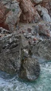 Huzurlu bir Akdeniz sahilinde gök mavisi dalgalarına tanık olurken, kıyı sükunetinde ıslanın..