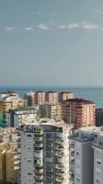 Akdeniz kıyısında zarif evler inşa etmeye yarayan titiz işçiliğe dikkat edin..