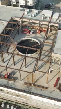 Devam eden çalışmalara ve devasa bir iskele inşa etmenin etkileyici sonuçlarına tanık olun..