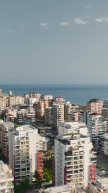 Davet edilen Akdeniz kıyı şeridi boyunca rüya evler yaratılmasına tanık olun..
