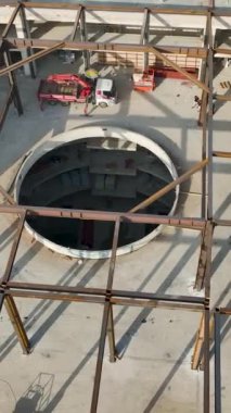 Büyük bir rıhtımın inşaat sürecini ve etkileyici sonuçlarını araştırın..