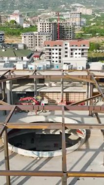 Arka planda inşaat sürecine ve nefes kesici son iskeleye bir göz atın..