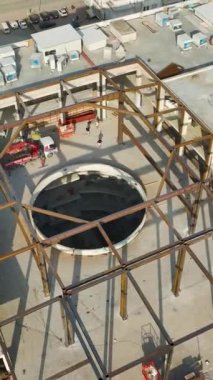 Büyük bir iskele inşa etme sürecine dalın ve nefes kesen son şeklini görün..