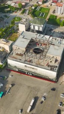 İnşaat aşamalarından büyük ifşaya kadar görkemli bir rıhtımın oluşumunu tecrübe edin..