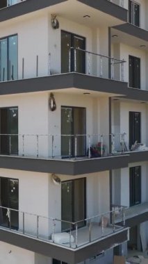 Huzurlu Akdeniz kıyısında lüks evler inşa etme yolculuğunu tecrübe edin..