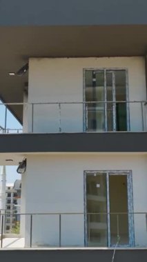 Akdeniz kıyı şeridini şereflendiren prestijli konutların inşasında huzur bulun.