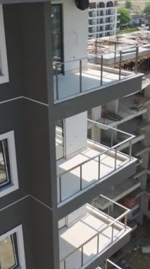 Prestijli evler Akdeniz kıyısında inşa edilirken kıyı yaşamının cazibesini tecrübe edin..