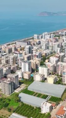 Akdeniz kıyı şeridi boyunca prestijli evler şekillenirken kıyı zarafetini keşfedin.