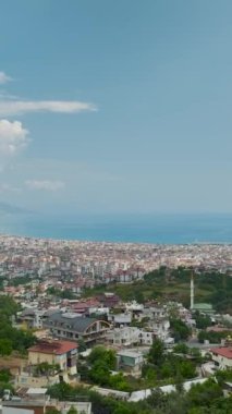 Pahalı Akdeniz kıyı şeridine kurulmuş, çarpıcı Türk kenti Alanya 'nın üzerinde süzülür.