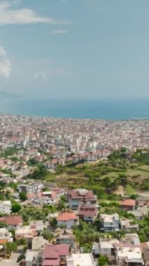 Alanyas Akdeniz 'in hava manzarasının tadını çıkarın, Türkiye' nin şehir manzarasını yansıtıyor..