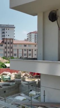 Dış görünüş çalışmaları ve malzeme taşımacılığının çeşitli seviyelerde gerçekleştiği yüksek katlı bir inşaat sahasında kaydedilen ilerlemeye tanık olun..