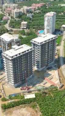 Bir gökdelen inşa etme sürecine bakın, ön cephe çalışmaları ve farklı katlara verimli malzeme teslimi üzerine odaklanın.