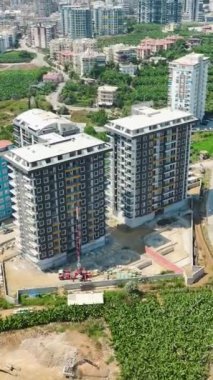 Devam eden cephe geliştirmeleri ve çeşitli seviyelere verimli malzeme taşımacılığıyla bir gökdelenin yükselişine tanık olun..