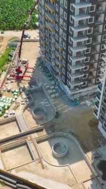 Bina projesinin sürekli ilerlemesine tanık olun, cephe çalışmaları ve malzeme taşımacılığı ile ilgili güncellemeler farklı seviyeler arasında.