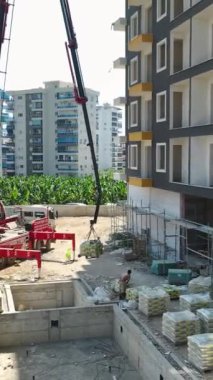 Bir gökdelenin yükselişine, ön cephe gelişimine ve çeşitli katlardan malzeme transferine tanık olun..