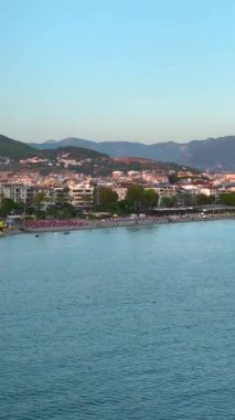 Resimli Akdeniz kıyısına kurulmuş bir kafenin havadan manzarasıyla yazın tadını çıkarın..