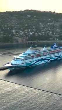 Büyüleyici bir hava perspektifinden Alanyas limanında bir yolcu gemisinin muazzam varlığına tanık olun..