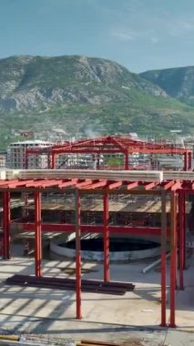 Büyük alışveriş merkezinin yüksek seviyelerine malzeme ulaştırılırken inşaat yolculuğunun bir parçası olun..