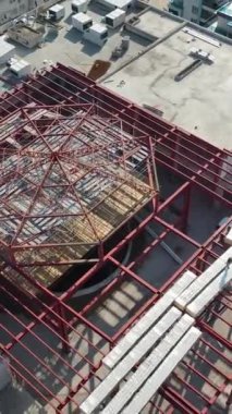 Yüksek alışveriş merkezleri için malzeme yüklendikçe inşaat deneyimi artar.