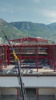 İnşaat halindeki bir alışveriş merkezinin ilerleyişini takip edin..