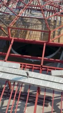 İnşaat halindeki bir gökdelen alışveriş merkezinin üst katlarına çıkan materyallere tanık olun..