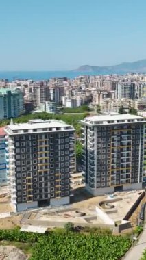 Yüksek katlı bir binanın yapımında inşaat ve pencere kurulumuna tanık olun.