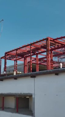 Yükselen bir alışveriş merkezinin dikey inşaatını araştırın..