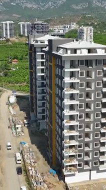 Pencere kurulumunda spot ışığı ile yüksek binaların dikey ilerlemesini izle.