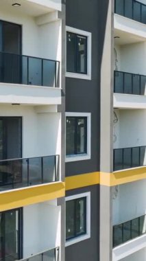 Pencere kurulumu ve ön cephe finalizasyonu da dahil olmak üzere yüksek binaların inşaatındaki gelişmelere tanık olun..