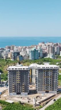 Yüksek binaların inşası ve devam eden ön cephe çalışmaları bağlamında pencere yapımına tanık olun.