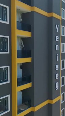 Pencerelerin entegrasyonu da dahil olmak üzere, yüksek katlı inşaattaki dikey gelişmeler hakkında güncellemeleri koru.