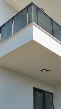 Yüksek bir binanın inşasına tanık olun, ön cephedeki pencere yerleştirme ve geliştirmeleri vurgulayın.