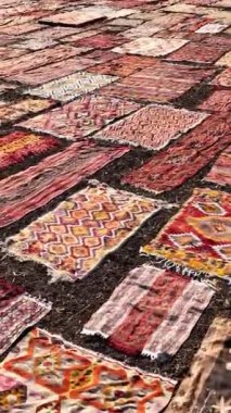Halı güzelliğinin eşsiz kurutma ve renk iyileştirme süreçleriyle restorasyonuna tanık olun..