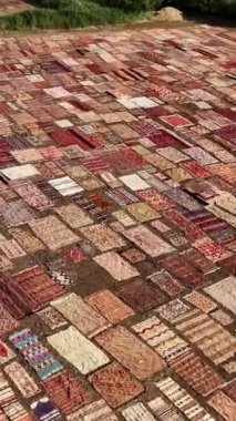 El yapımı halılar sanatını araştırın, titiz kurutma ve renk parlatıcı tekniklere odaklanın..