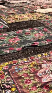 Canlı renklerin titiz kurutma yöntemleriyle korunduğu el yapımı bir halı atölyesine girin..