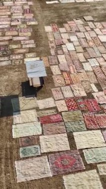 Bir halı fabrikasının sırlarını açığa çıkarmak, sanatsal kurutma ve renk titreşimini geri getirmek anahtar unsurlardır..
