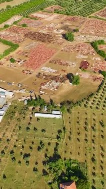 Kurutma sanatının ve yenilenen renk dehasının sahne aldığı kilimlerin dönüşümüne tanık olun..