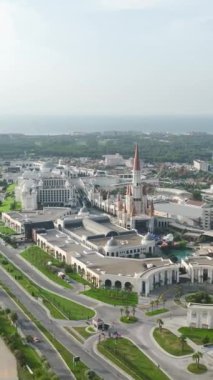 Gökyüzünden Beleks triatlon müsabakası, yüzme, koşma ve bisiklet bileşenleri.