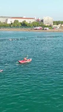 Beleks 'in yüzme, koşu ve bisikletin yer aldığı triatlon gösterisi boyunca yarışmasına tanık olun..